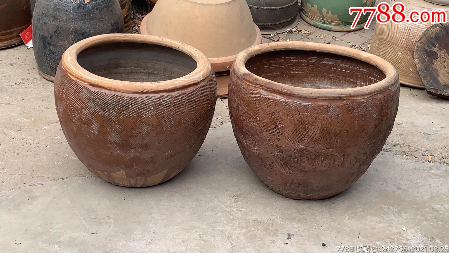 民国时期,陶缸2个.完好无磕碰.