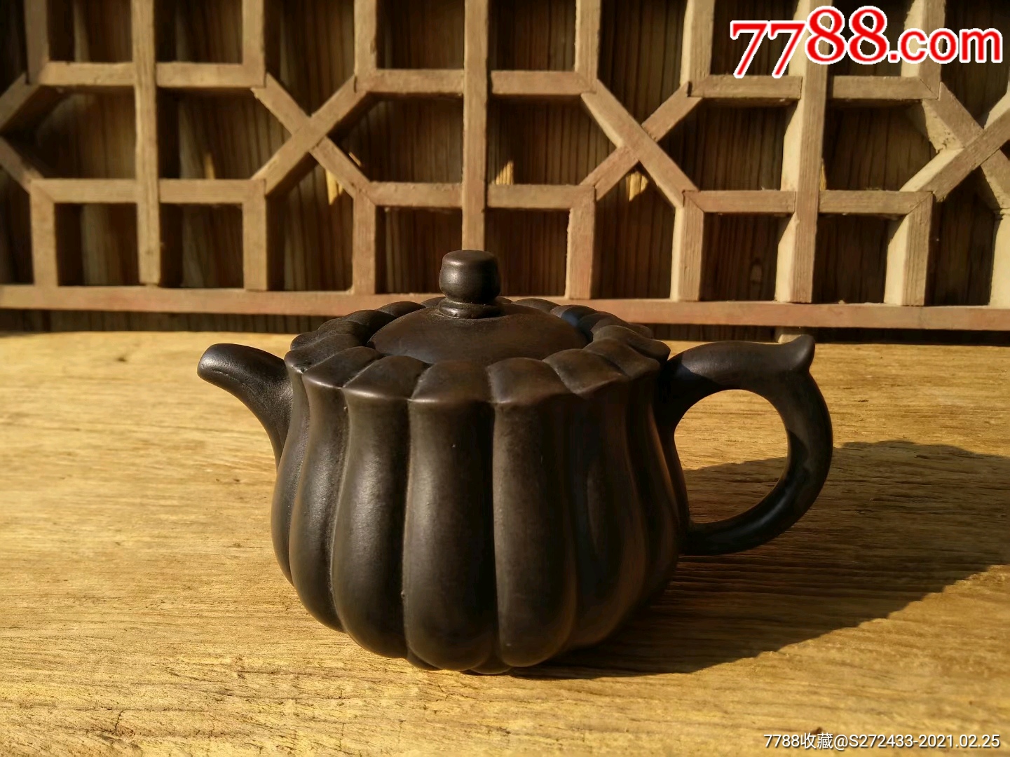 制壶大师陶红彬款花瓣紫砂壶,手工拉胚制作,线条刻画优美,断水利落.