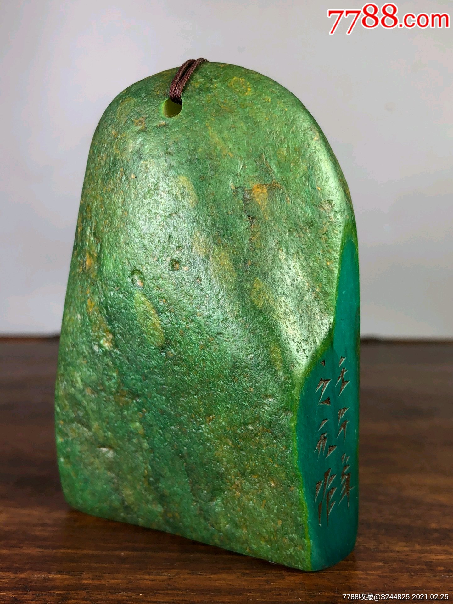 02天然原皮原石绿田黄手工雕印章宽5.3厘米厚3厘米高8.5厘米,重250克