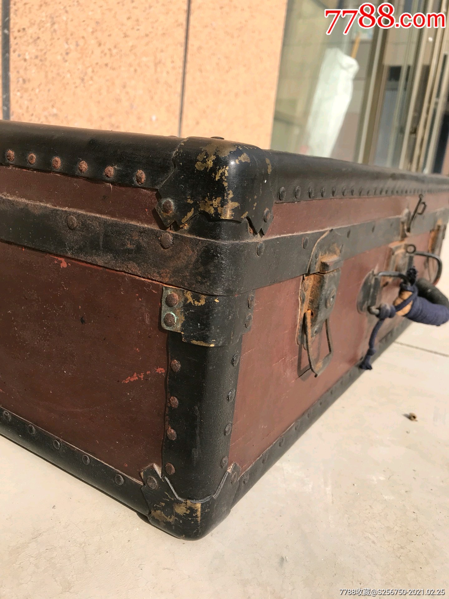 民国时期老牛皮皮箱一个,铜件齐全,磨损自然,完整全品相,可正常使用