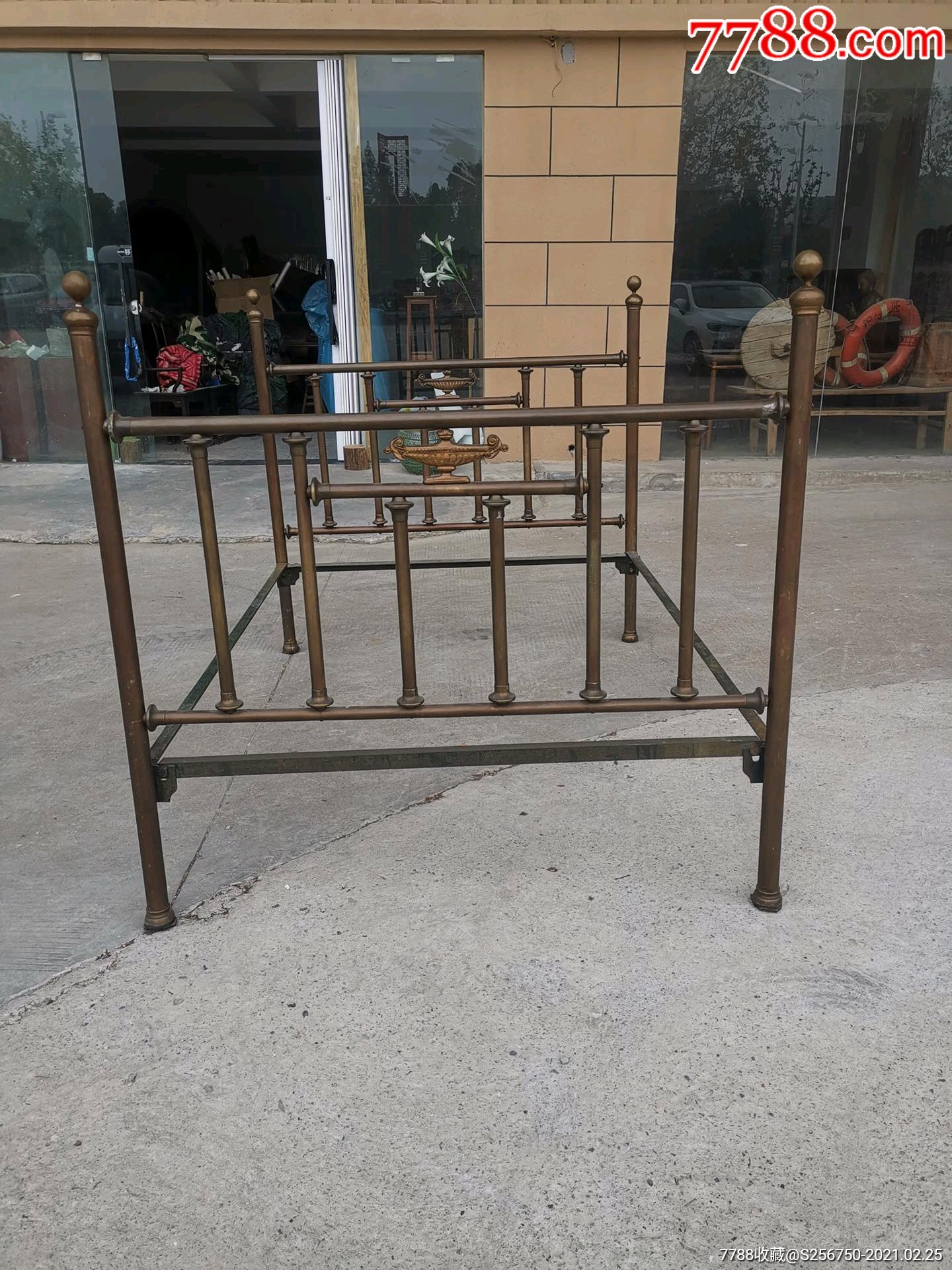 民国时期,极简欧式风格架子床,床身均为铜制,造型简洁大方,包浆醇厚