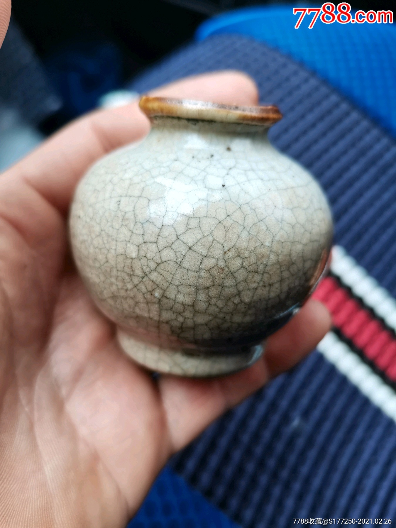 清代哥釉石榴尊完整如图