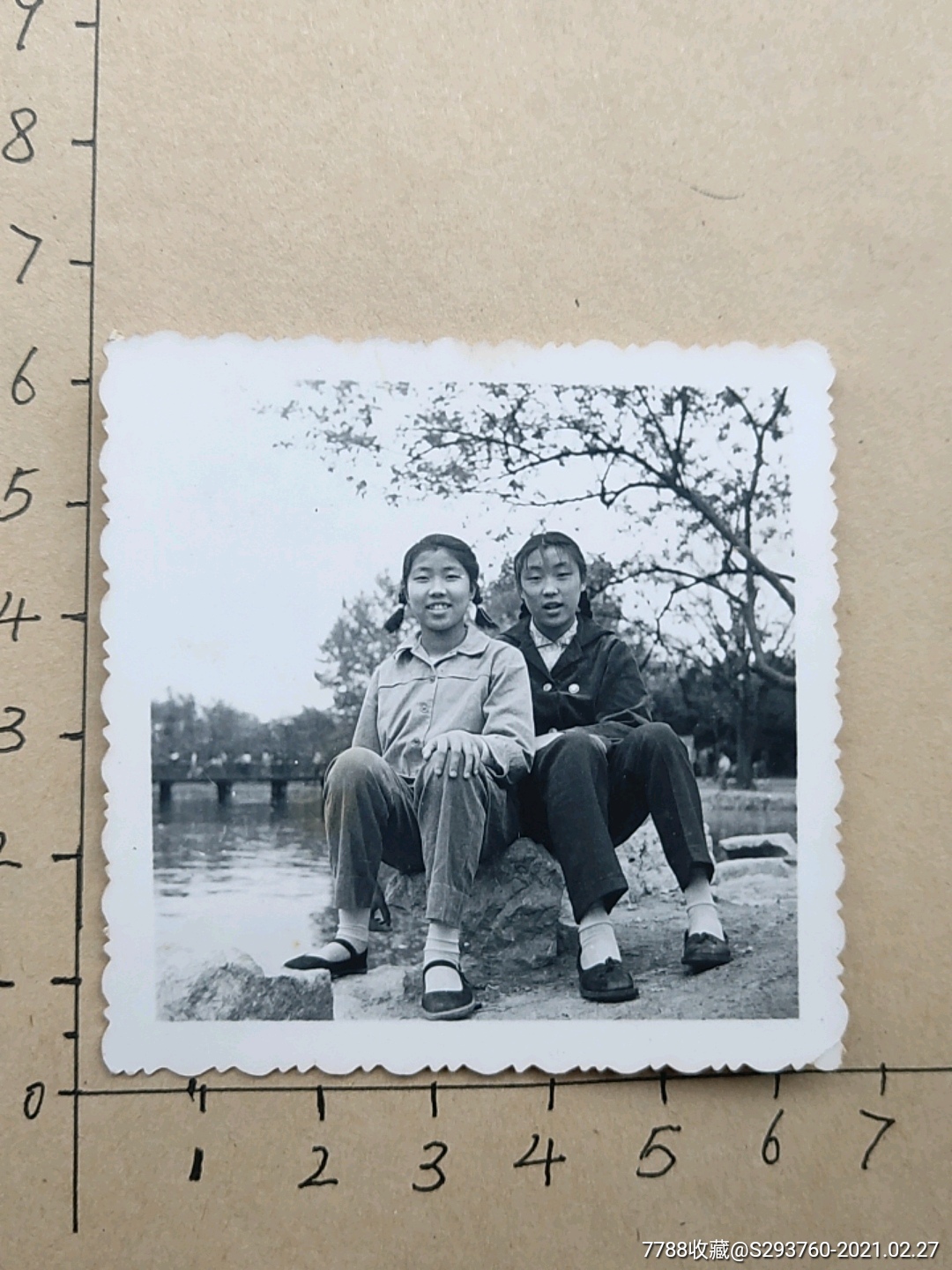 八十年代,两学生美女湖边合影_老照片_九龙河人【7788收藏__收藏热线