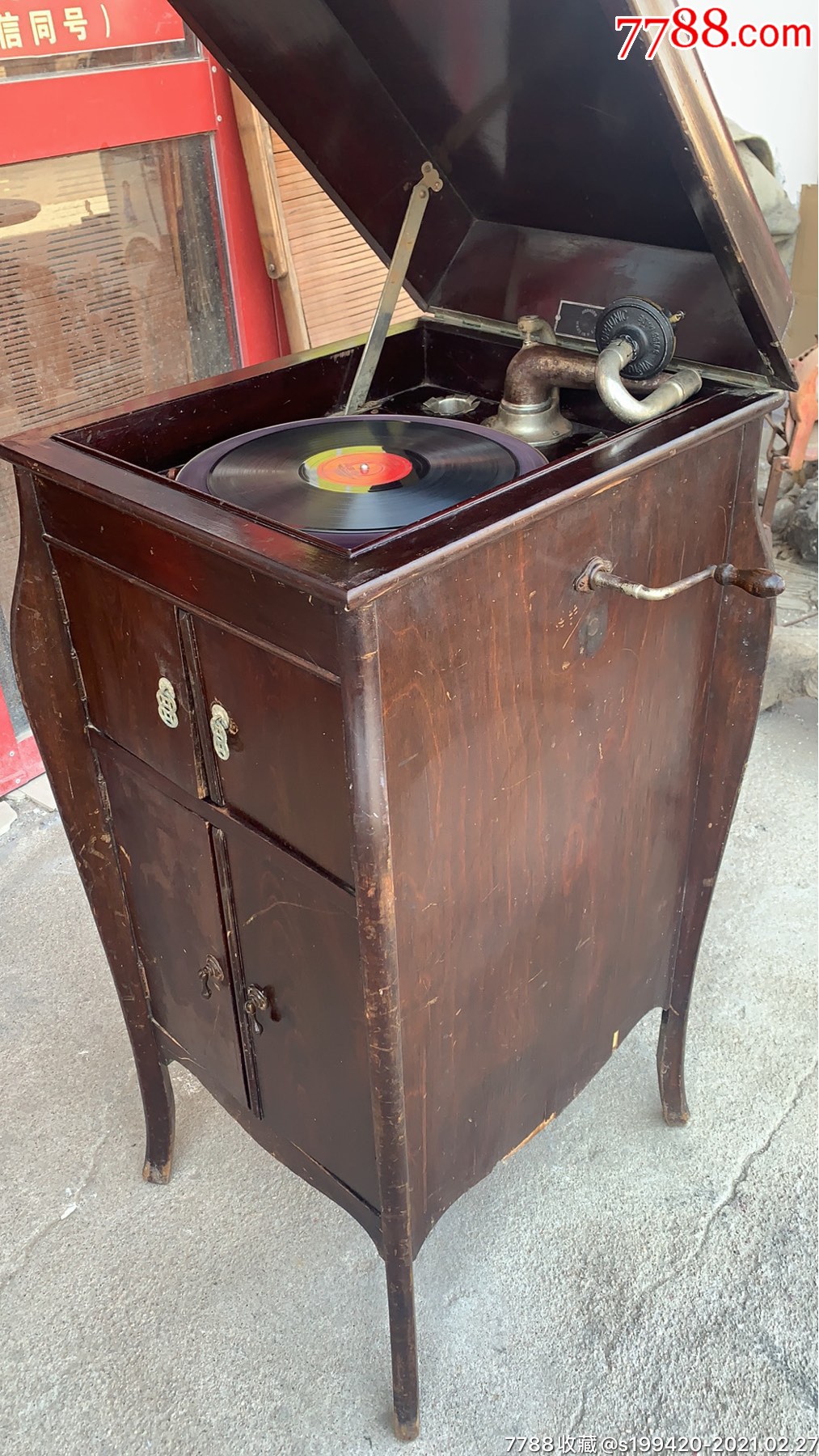 民国时期美国进口柜式手摇留声机,造型精美,品相一流,正常使用,声音