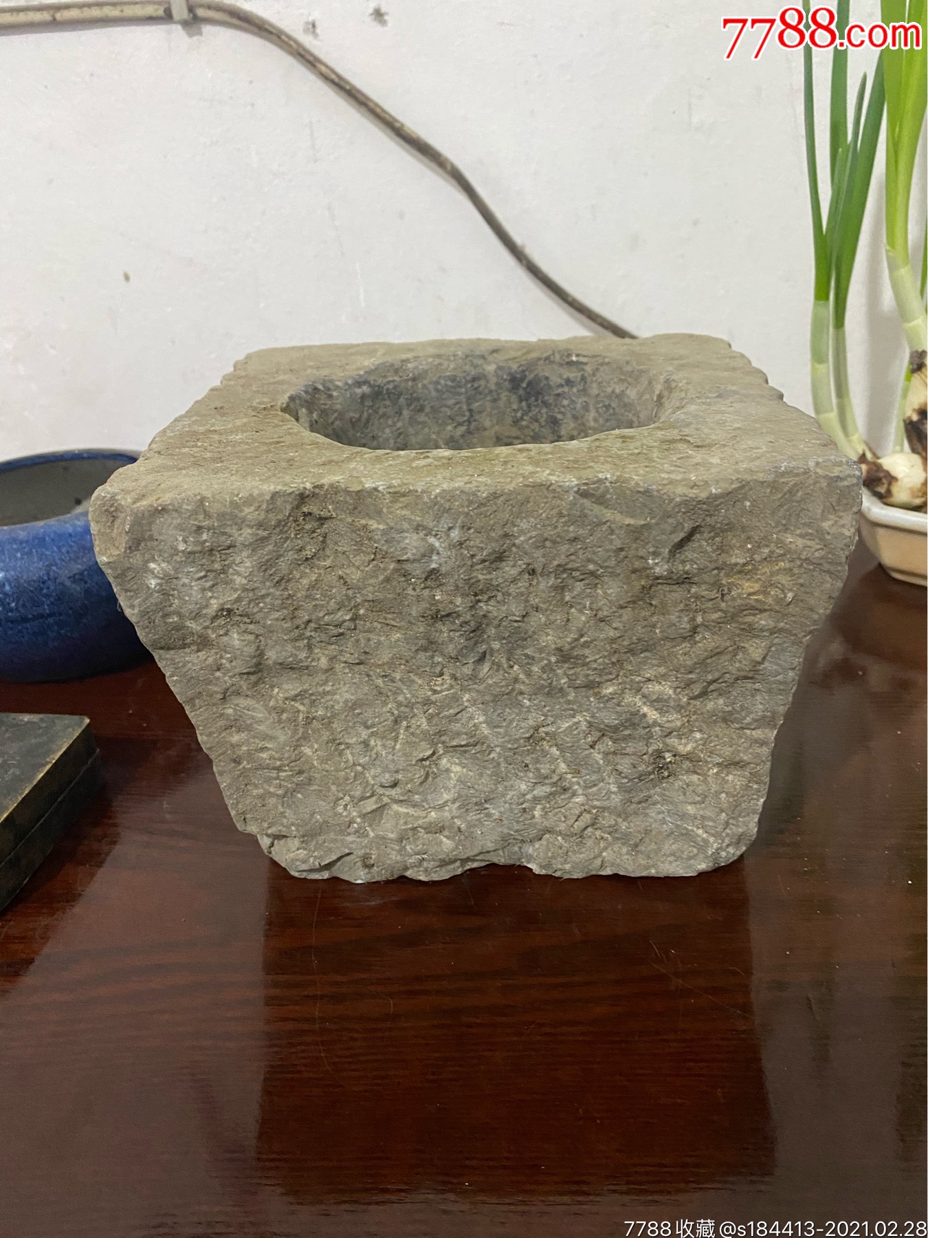 清代青石方型圆孔石臼