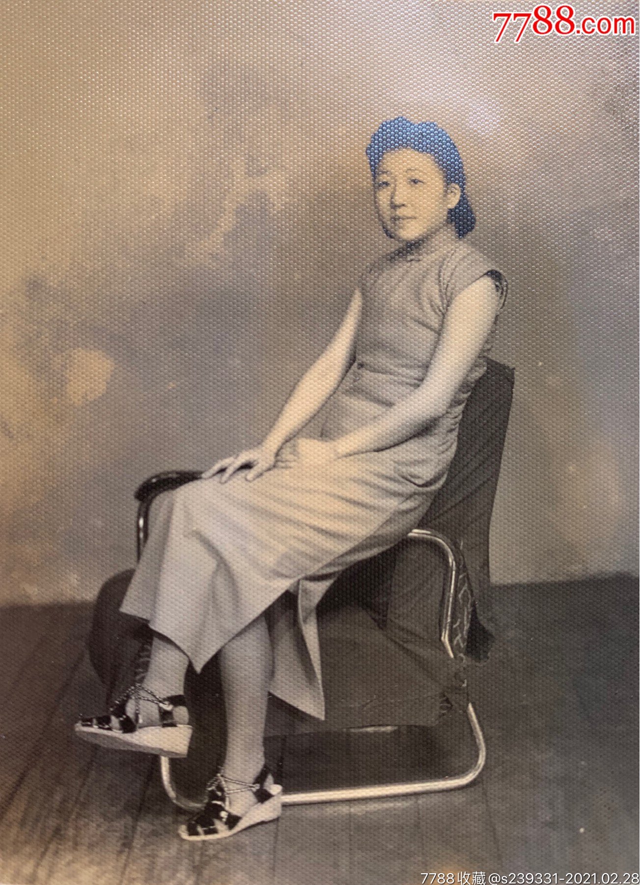 民国时期上海青鸟照相馆摄制华龙绸缎公司开幕纪念敬赠旗袍贵妇坐像照