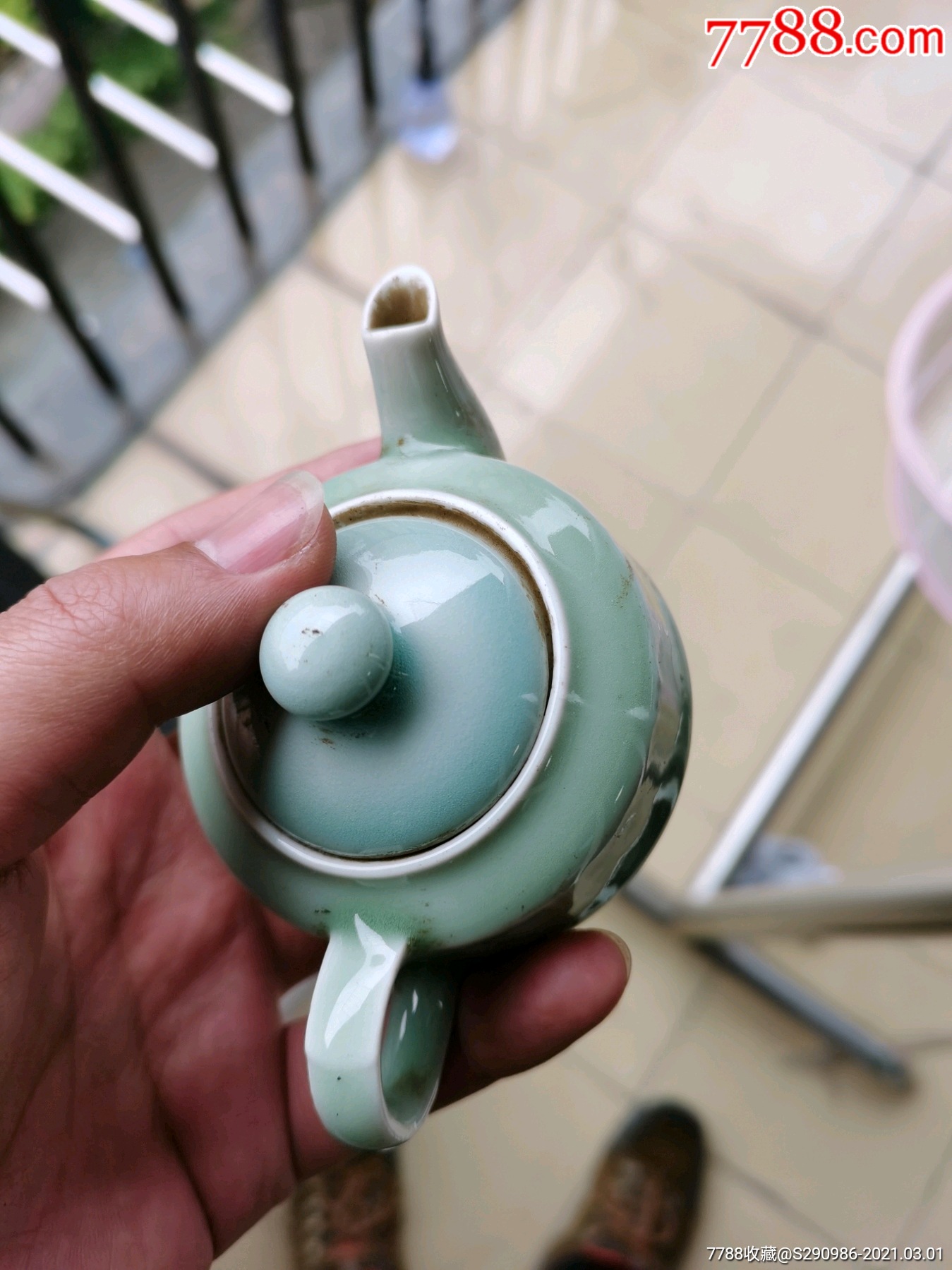 中国宜兴青瓷小壶