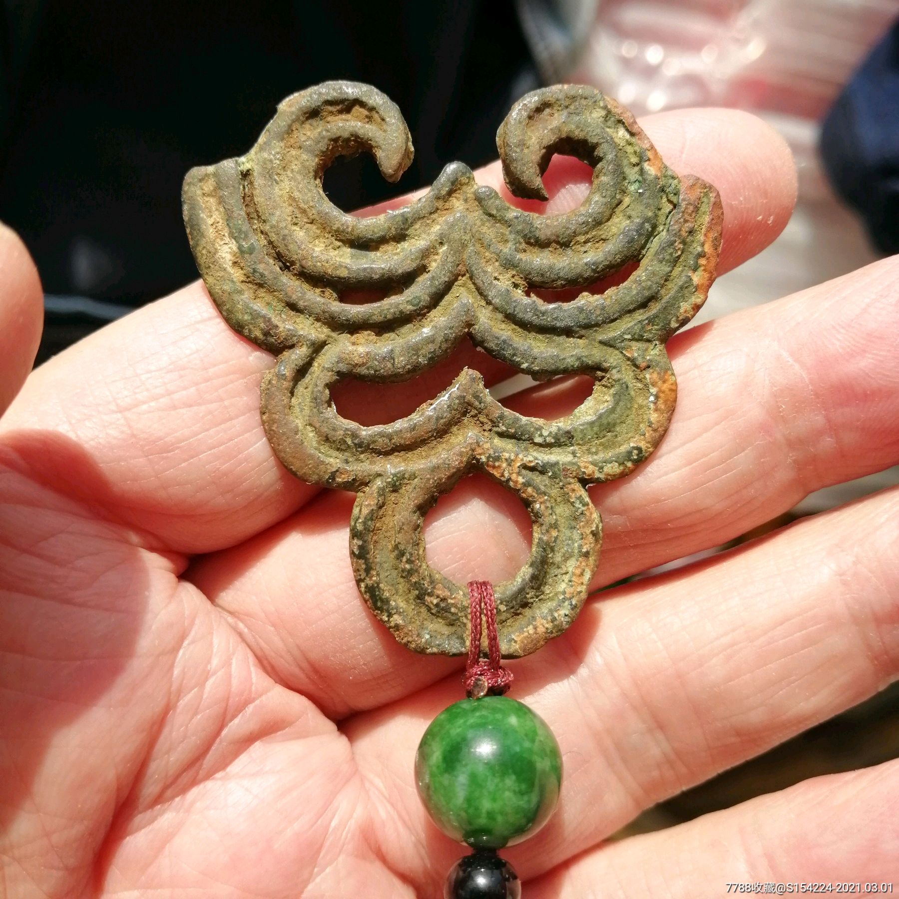 鄂尔多斯游牧民族牛首青铜挂花