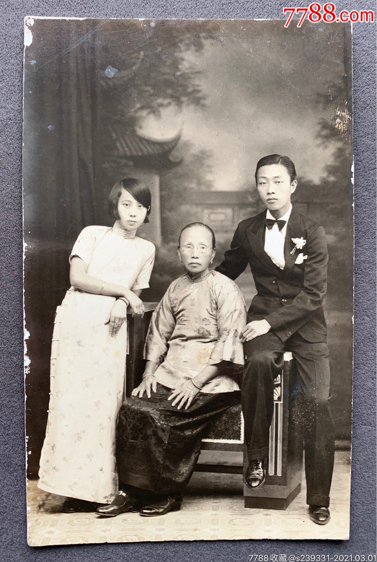 西装青年与知性妇人合影银盐老照片一张