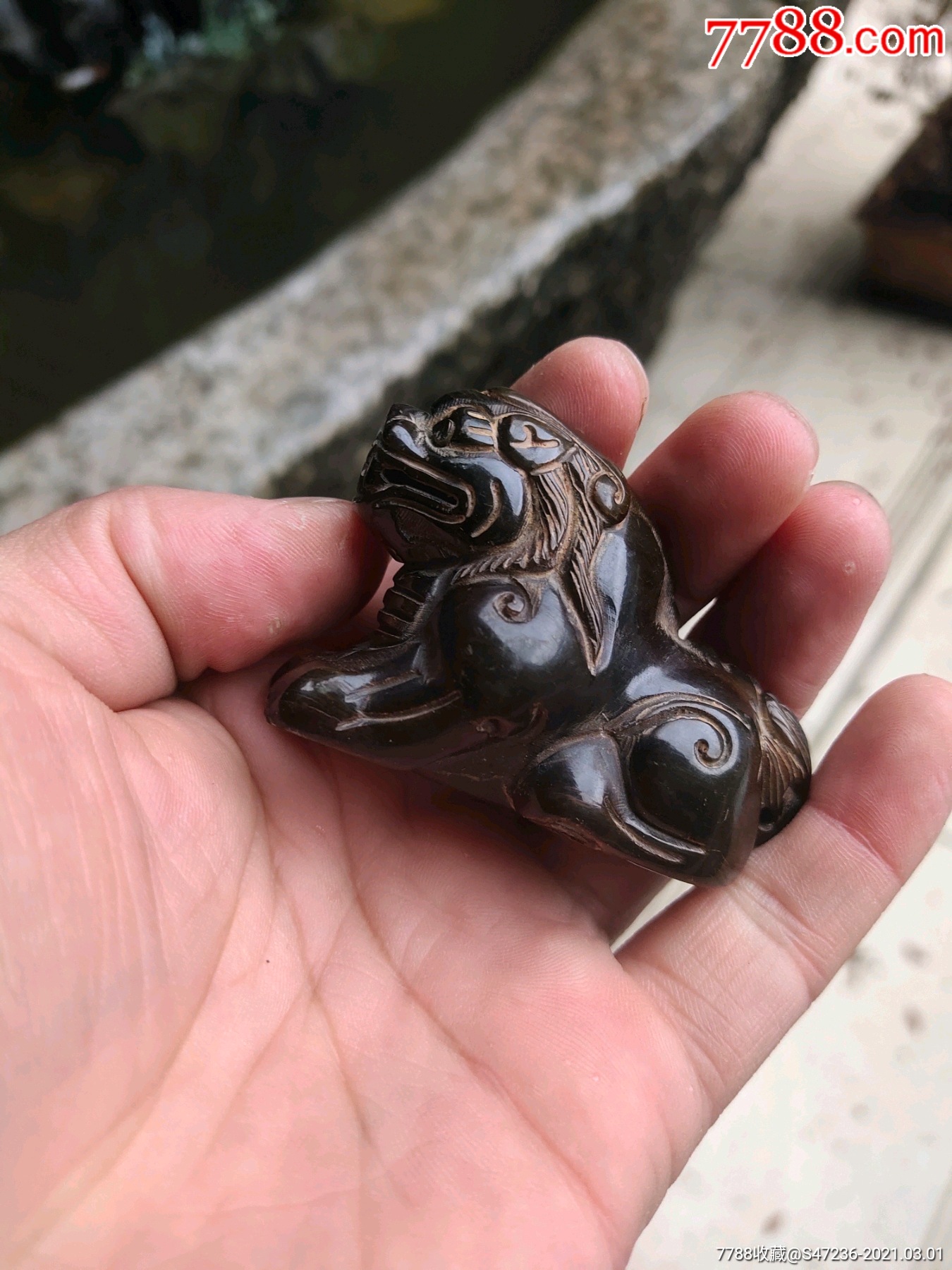 牛角雕刻的狮子瑞兽