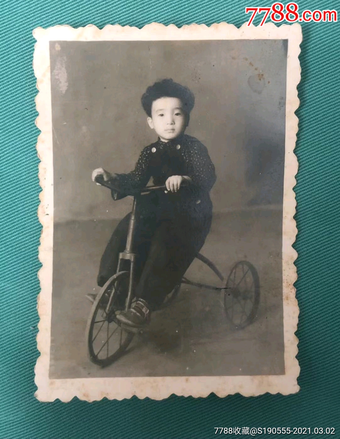 50年代初骑着玩具三轮车的小男孩特色老照片