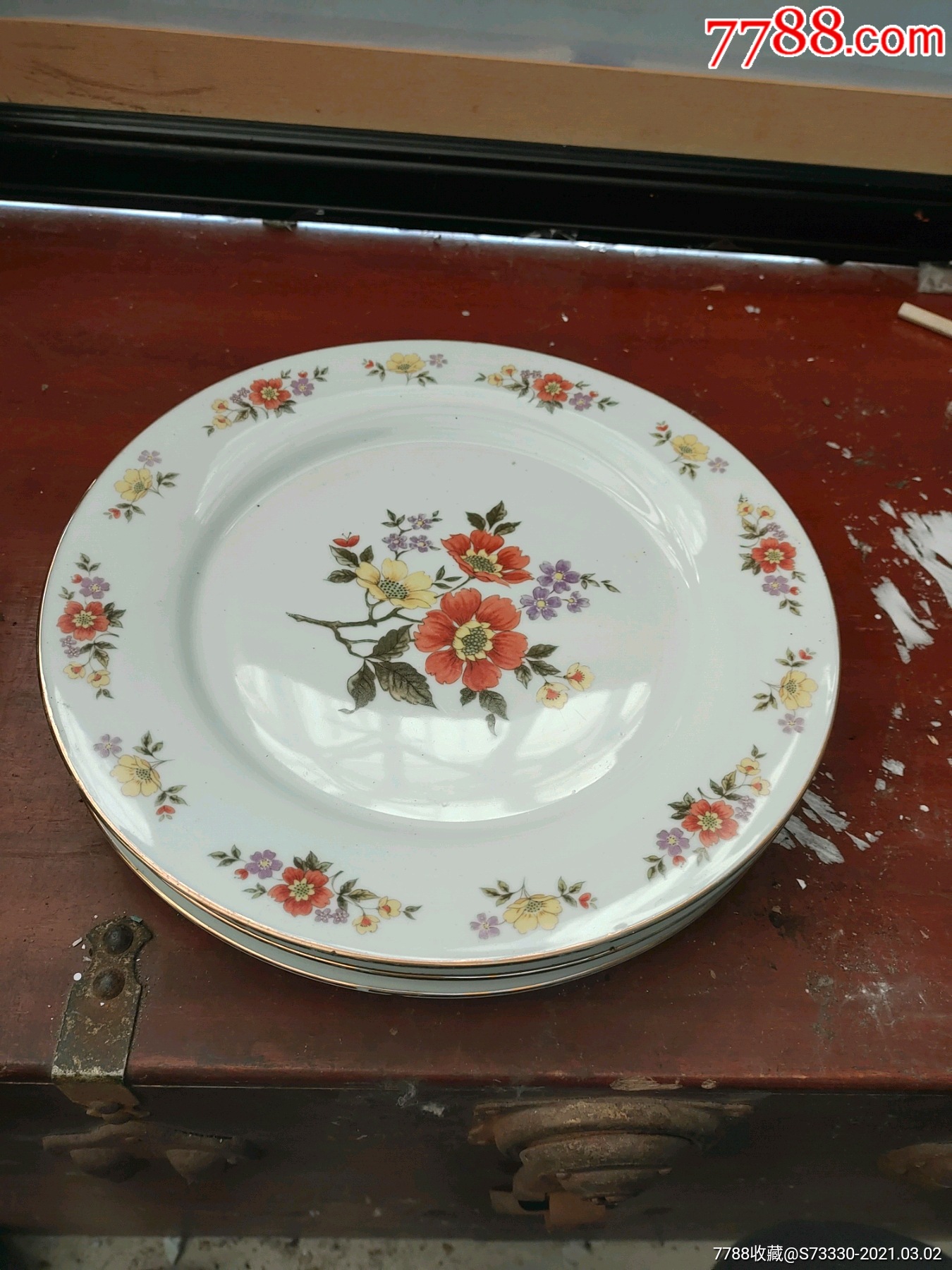 以下99创汇期,潮州镂空花卉小瓶子一只,磕￥120五品以下9970年代