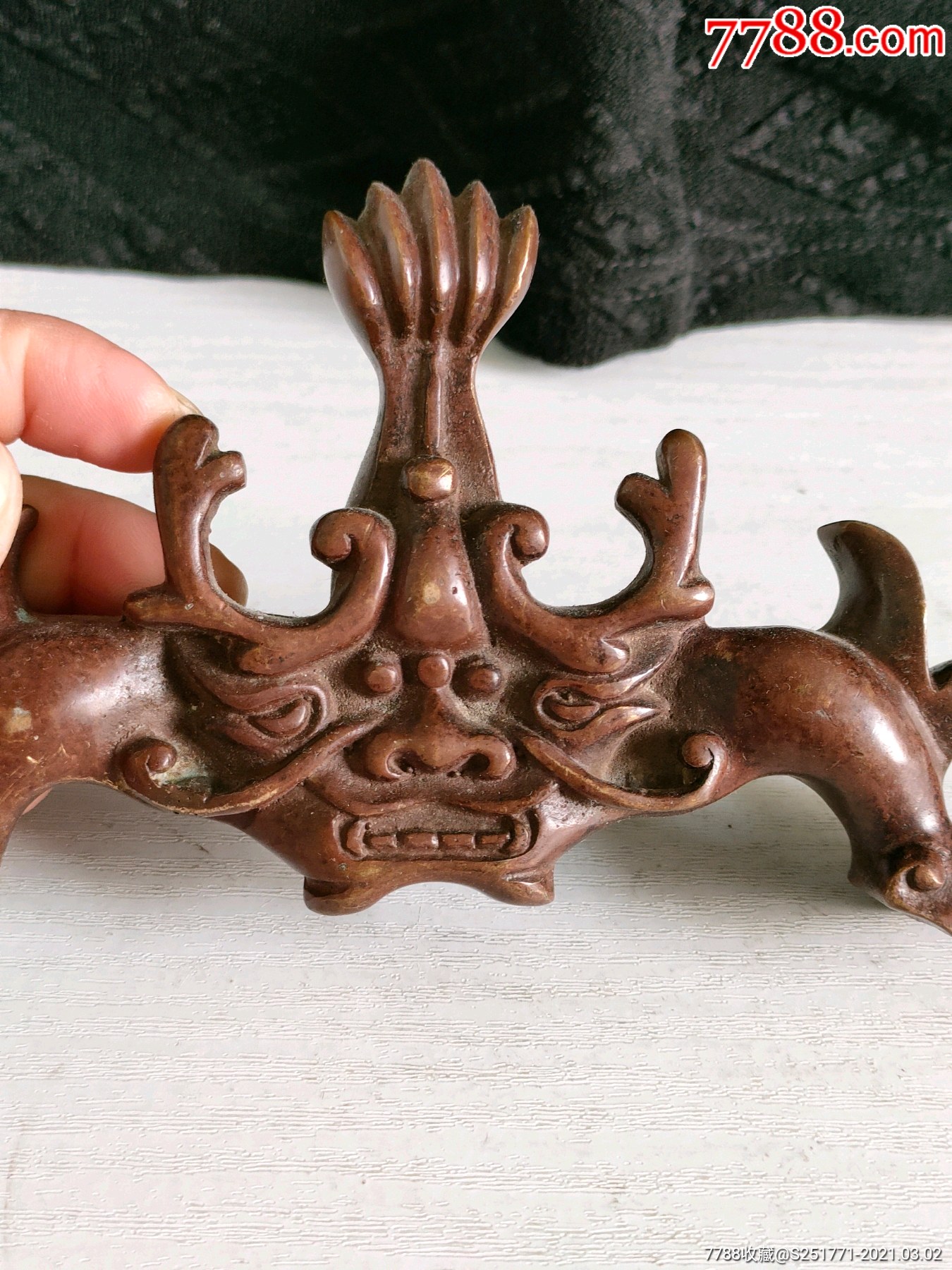 实心铜笔架一个