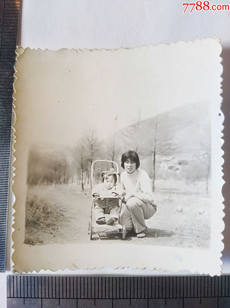 母女俩早期铁婴儿车