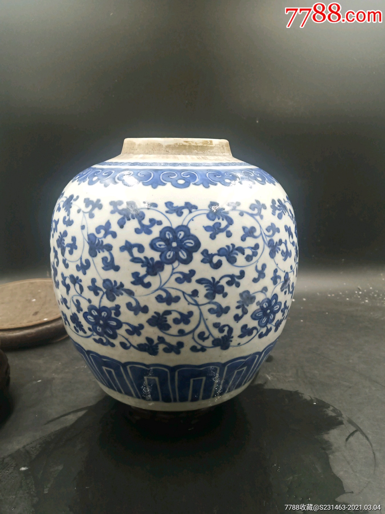乾隆青花缠枝莲大罐