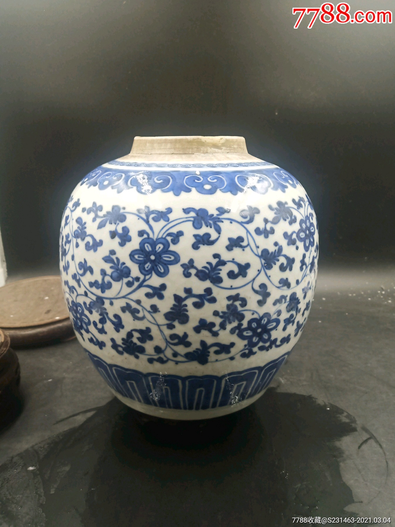 乾隆青花缠枝莲大罐