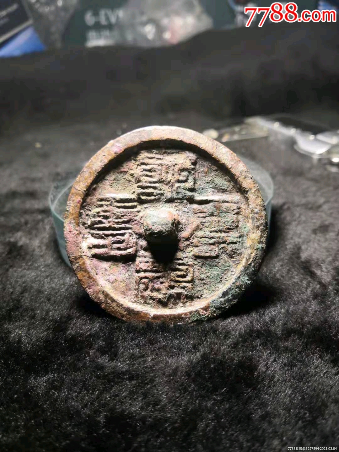 代卖550号:宋代九叠文龟鹤齐寿小铜镜小手镜全品无毛病直径约55mm厚度