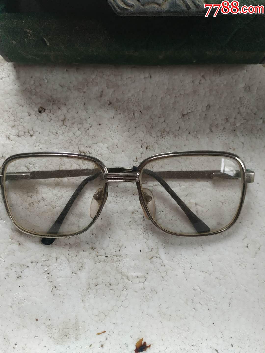 老式的眼镜一副