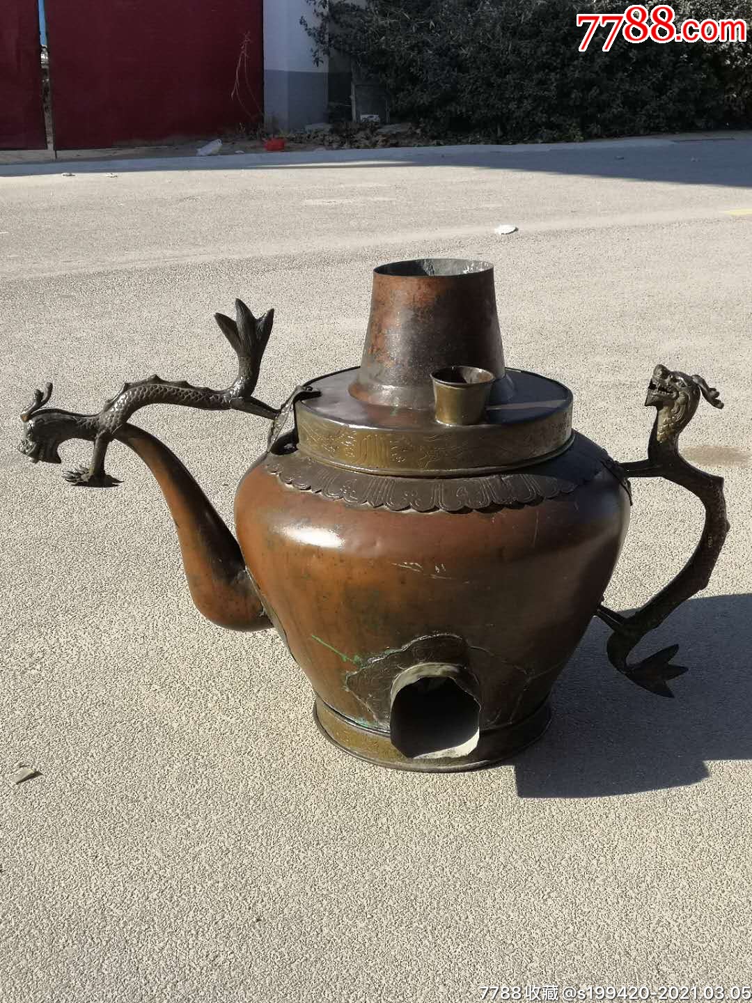 民国时期紫铜龙头大铜壶.
