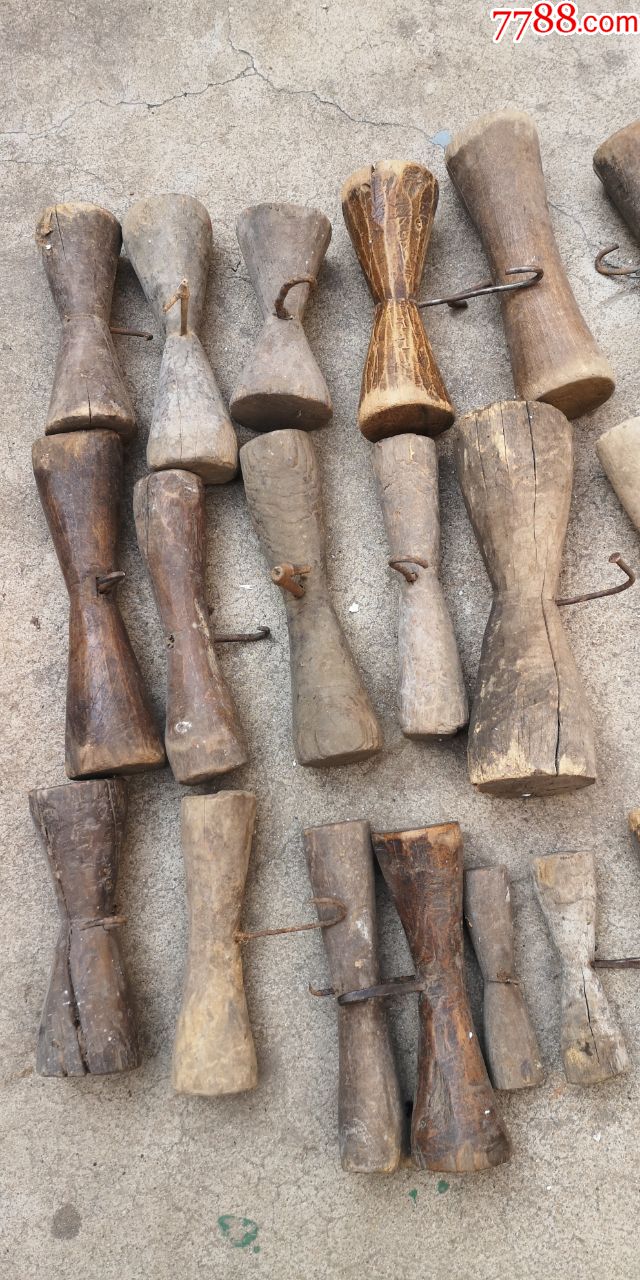 老民俗纺锤一批木制纺锤可把玩民俗博物馆成列