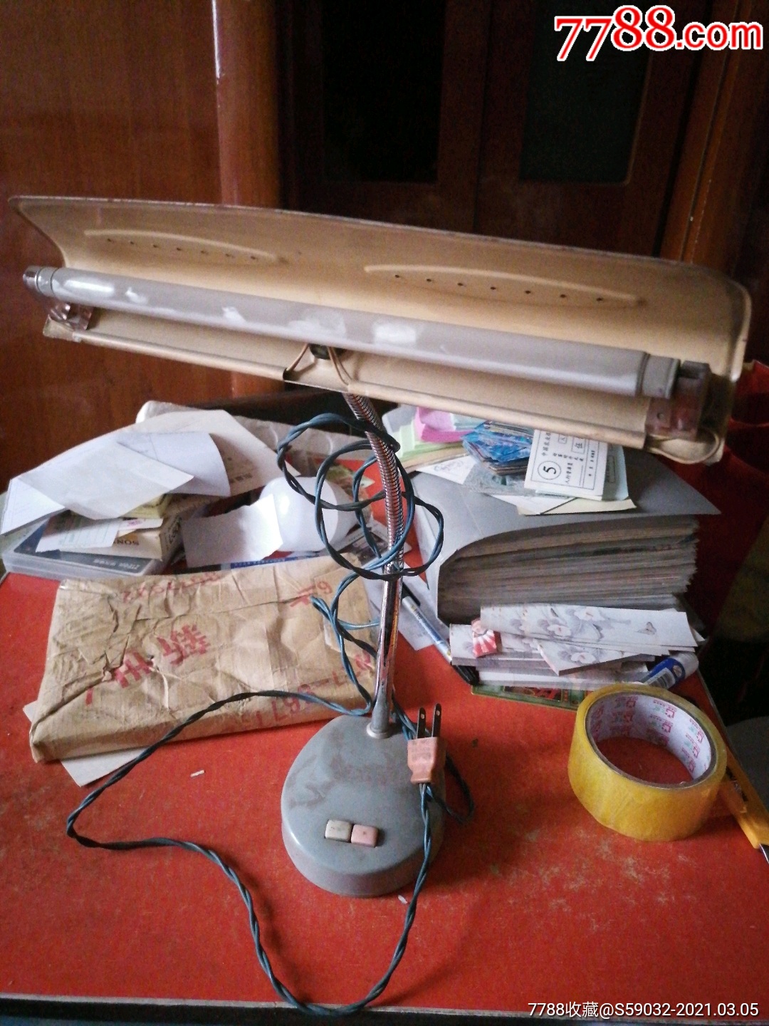 八,九十年代老式灯管台灯(原装灯管,通电后正常发亮,能使用)