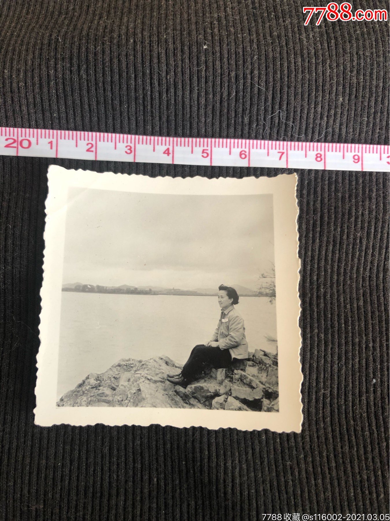 八十年代妇女海边照片