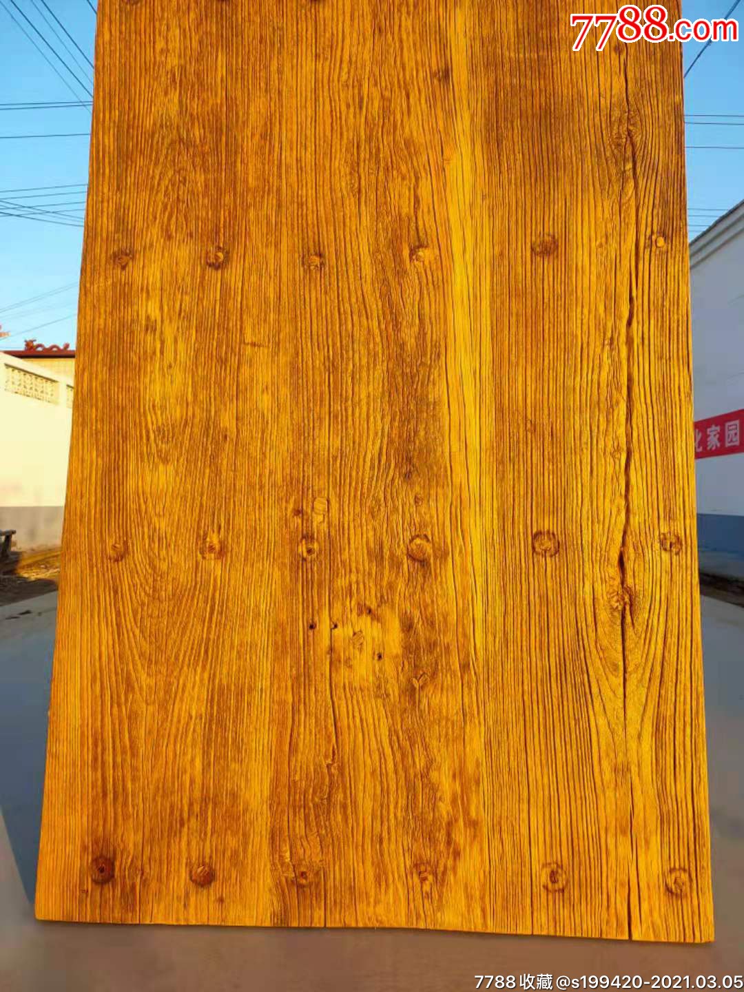 超风化的老榆木门板,纹理清晰漂亮,可做桌面,吧台有古朴沧桑的年代感