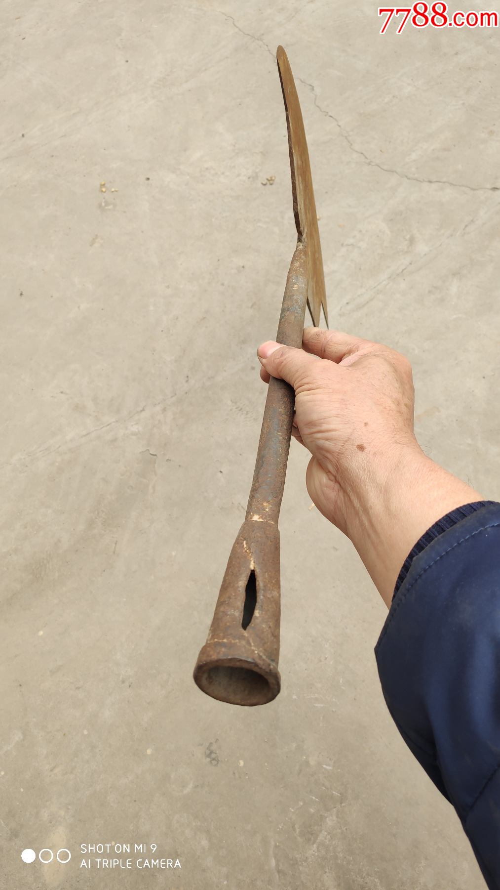 工具用具;铁铲一个{切割牲畜骡马蹄子用的铁铲}