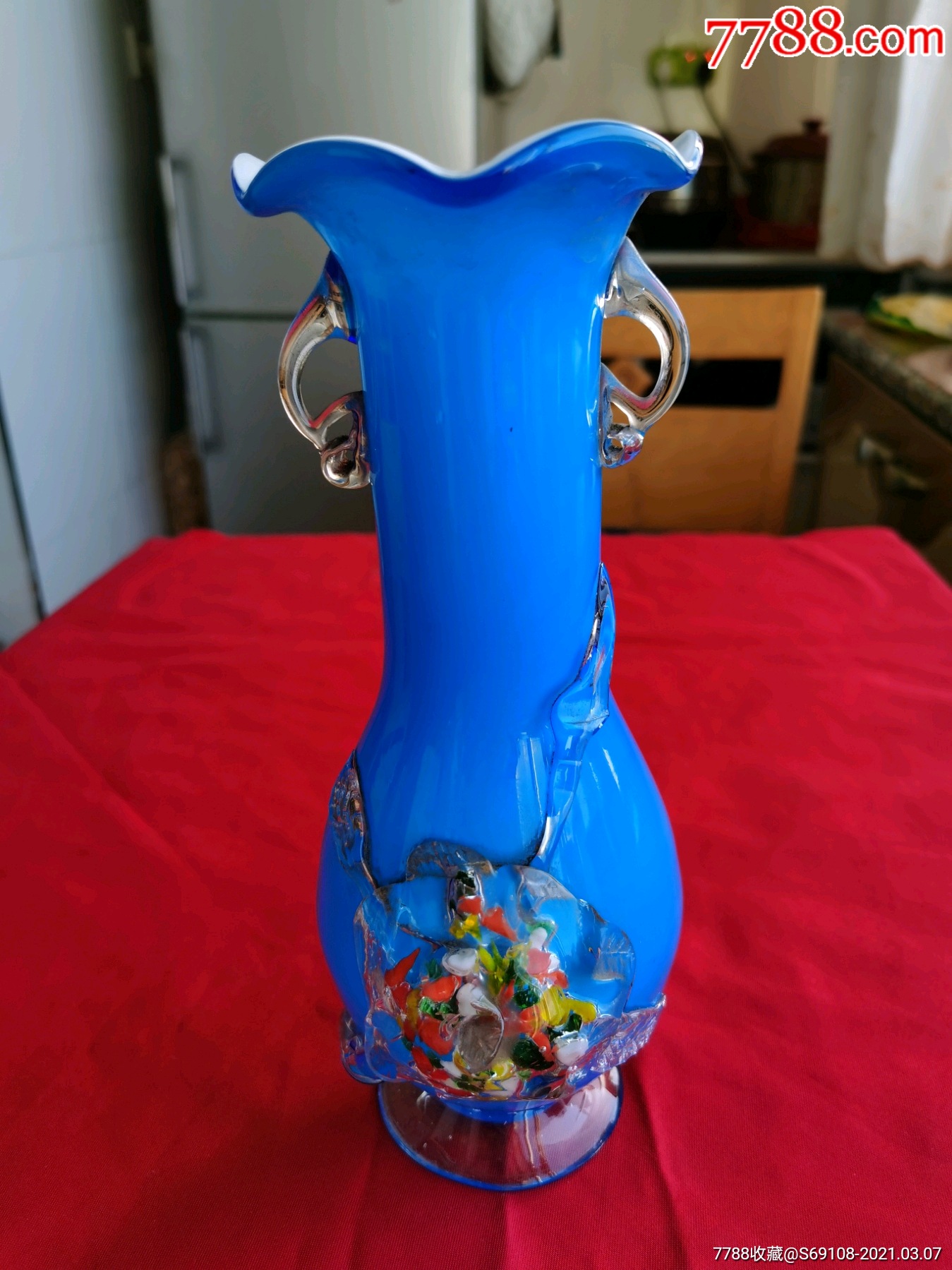 梅花口双耳蓝色琉璃花瓶