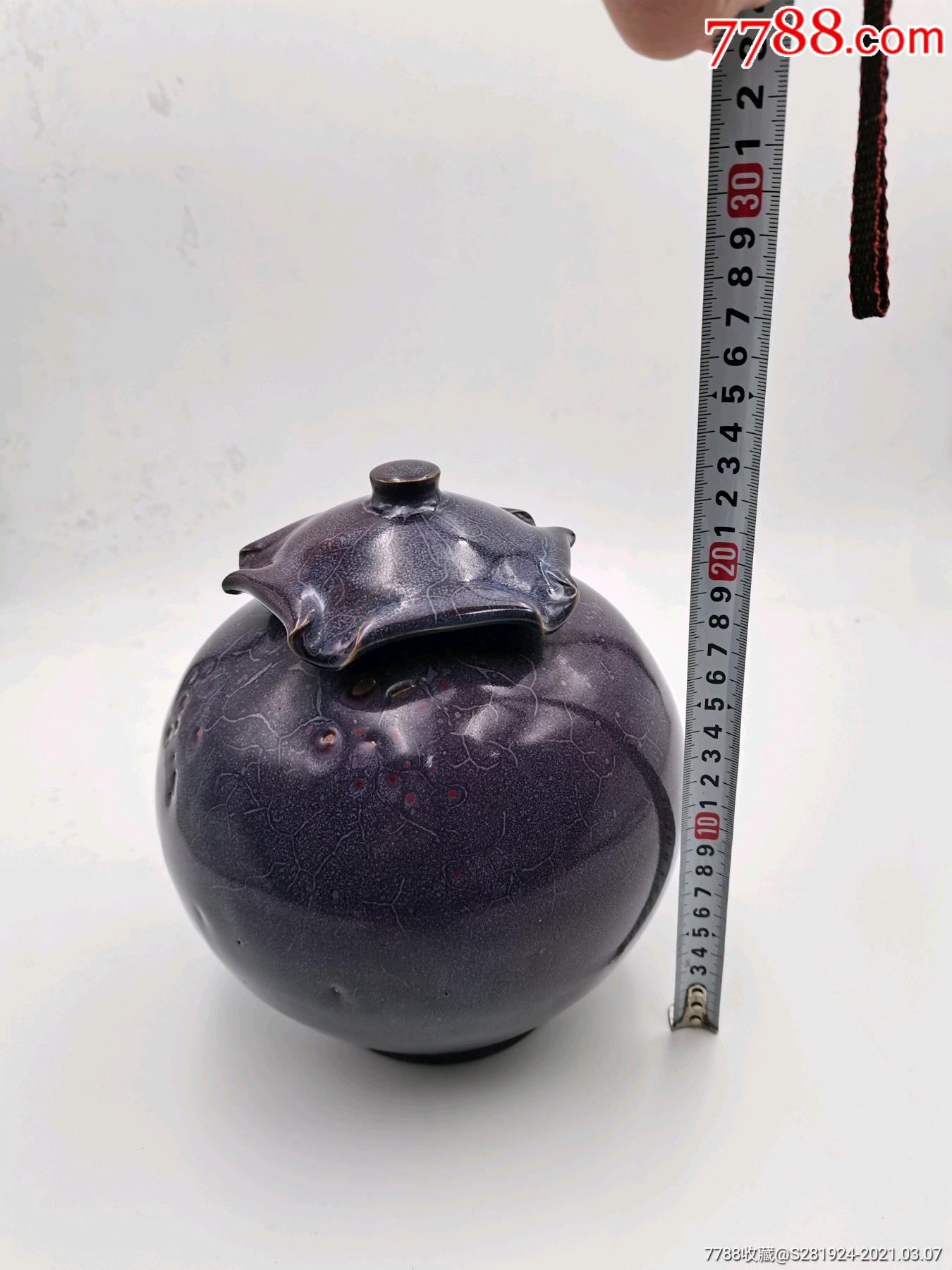 均窑茄皮紫荷叶盖罐.