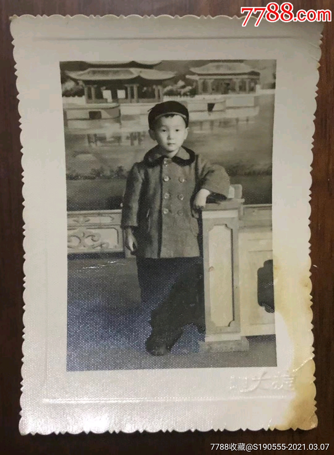 贵阳穿双排扣上衣的小男孩艺术老照片