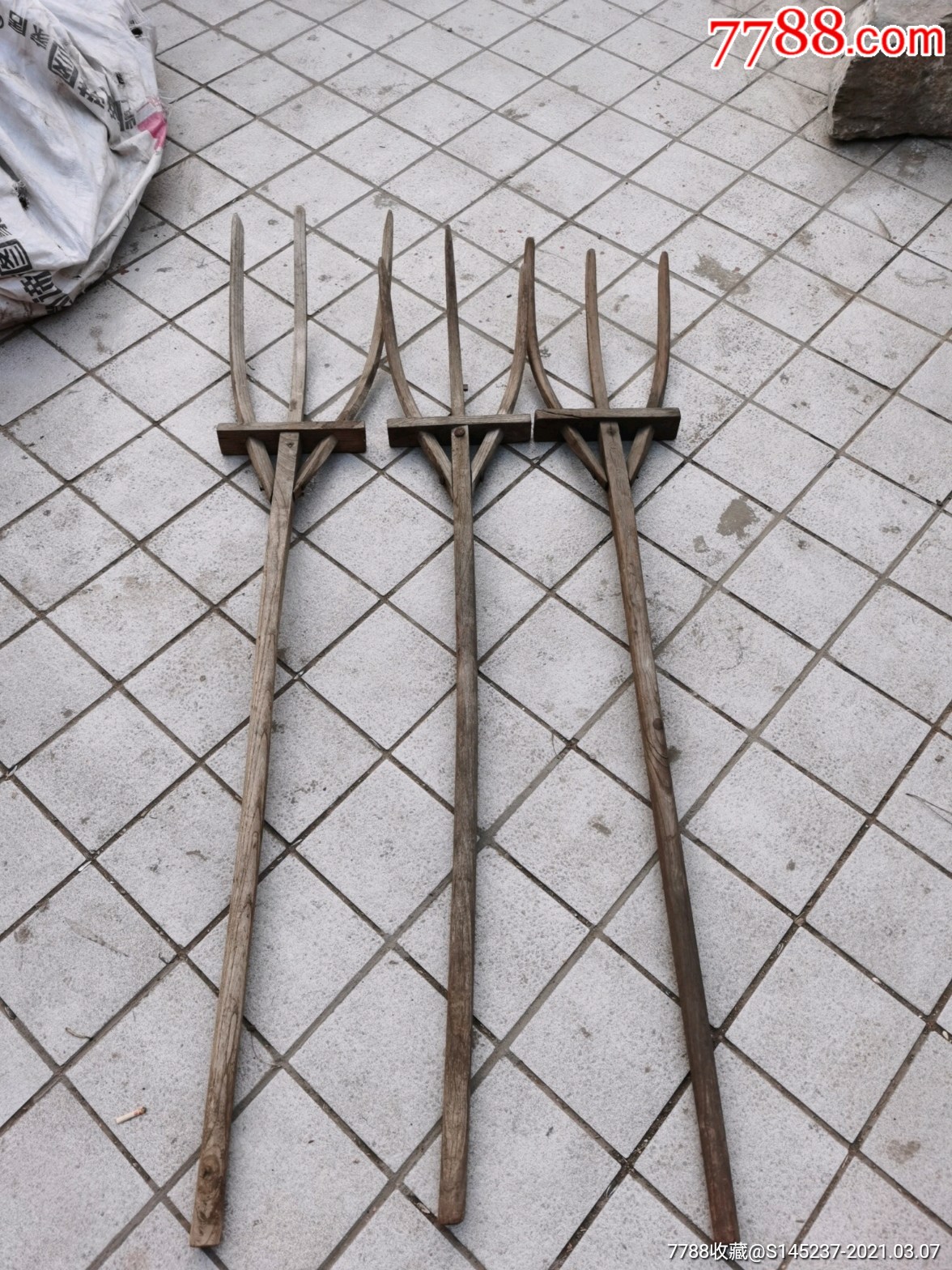 首页 零售 其他木制用品 >> 三把木叉(运费到付)