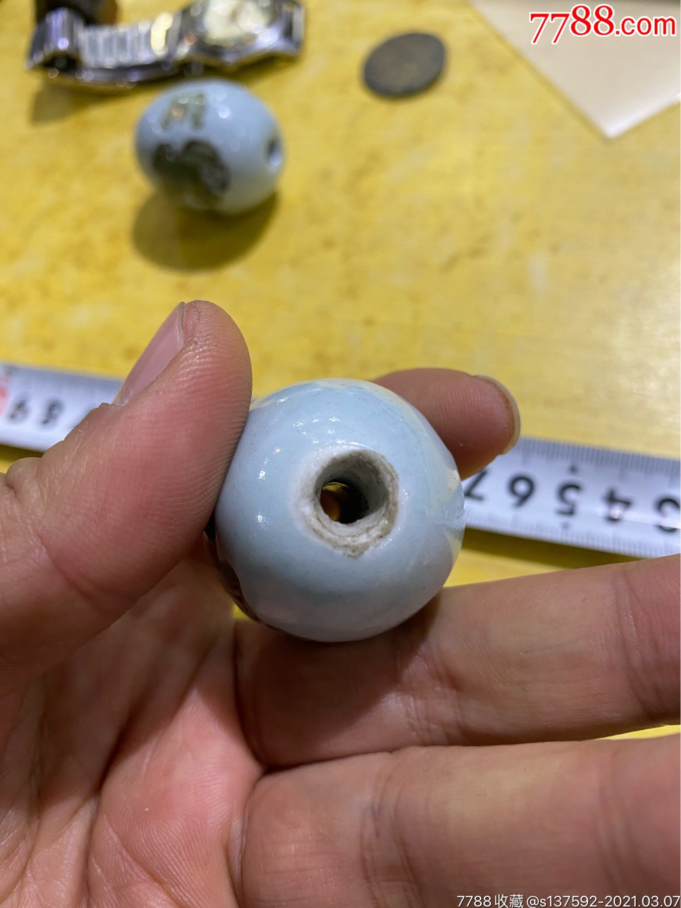 民国时期满洲遗留瓷人物珠子一对