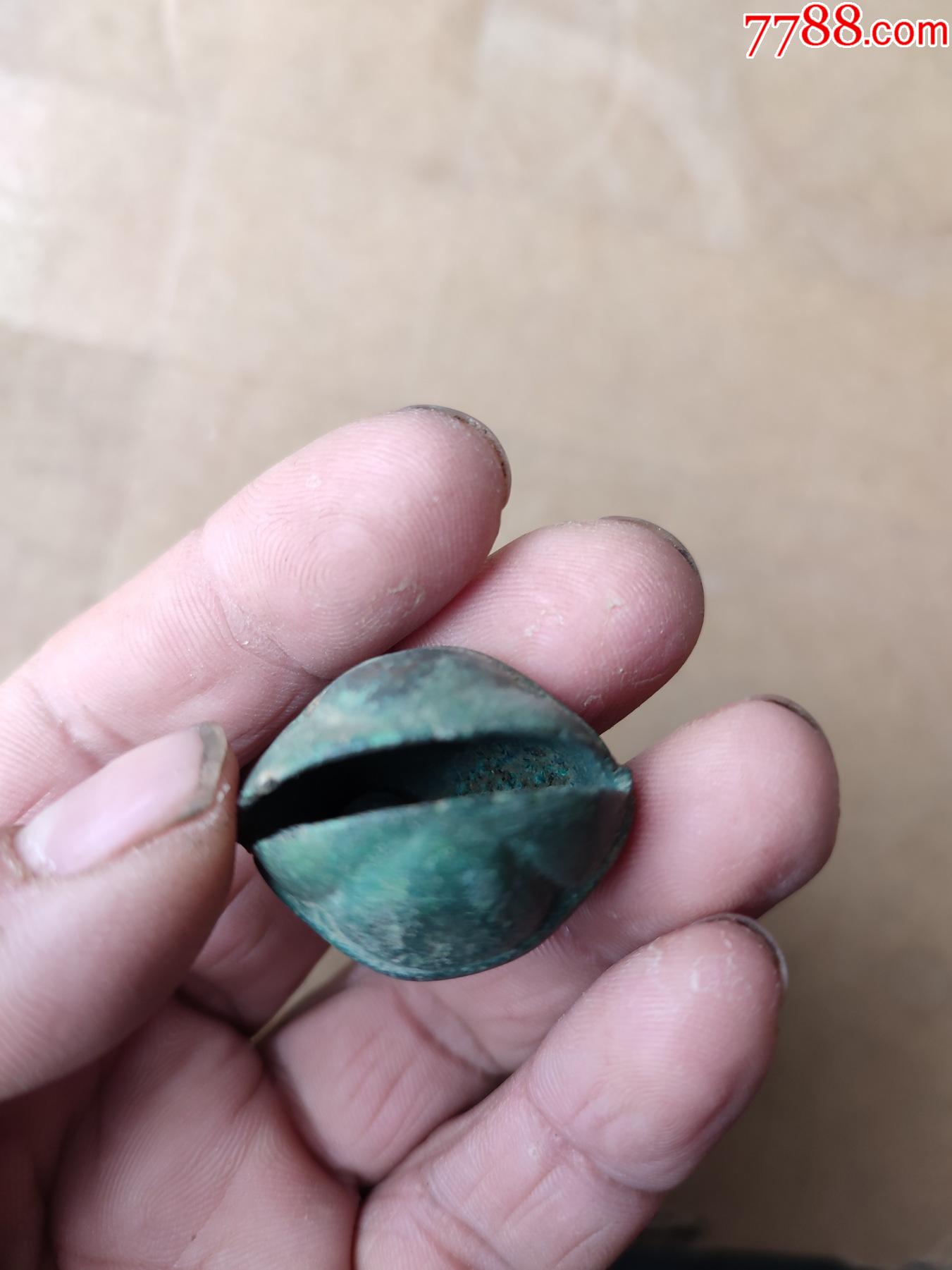 铜器铃铛,有一个沙眼破洞在耳子处,请看好破洞再拍,没有破裂,品相如图