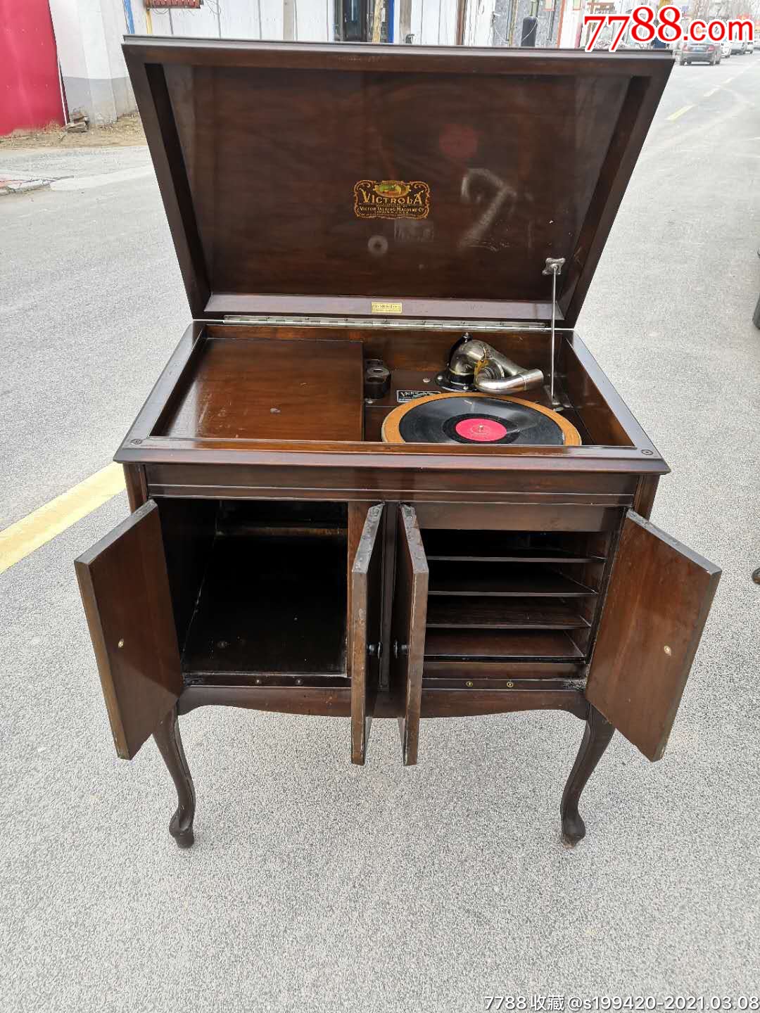 民国时期美国进口"胜利牌"柜式手摇留声机,品相一流,正常使用,音质一