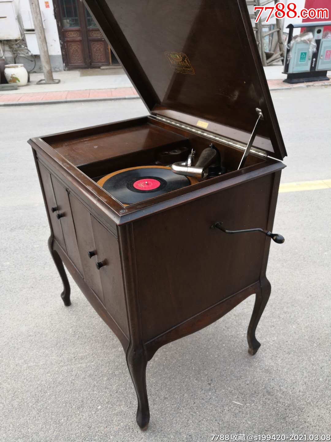 民国时期美国进口"胜利牌"柜式手摇留声机,品相一流,正常使用,音质一