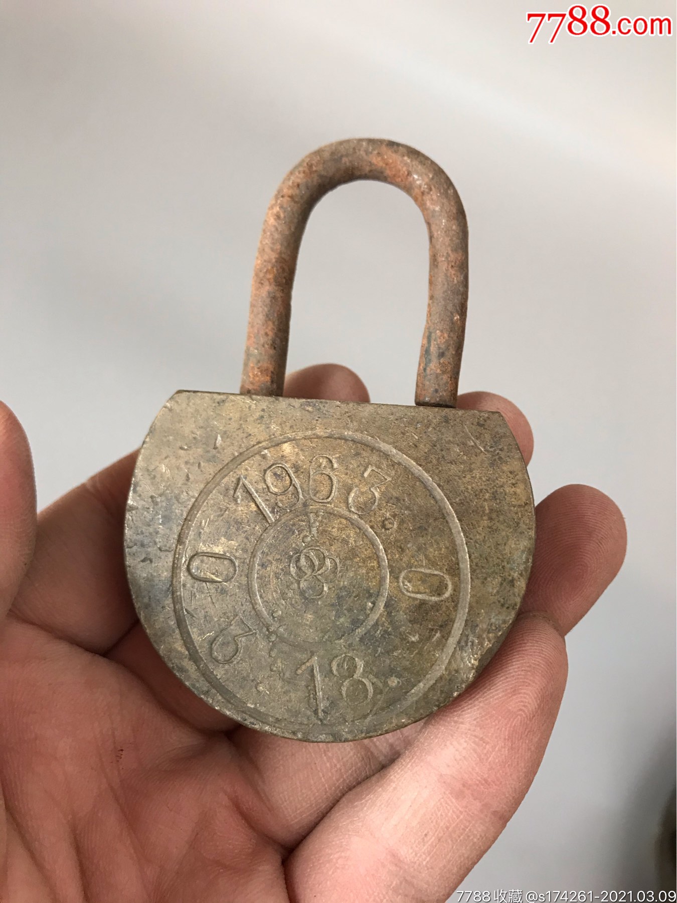 滚动鼠标滚轴,图片即可轻松放大,缩小更多"铜锁/铜钥