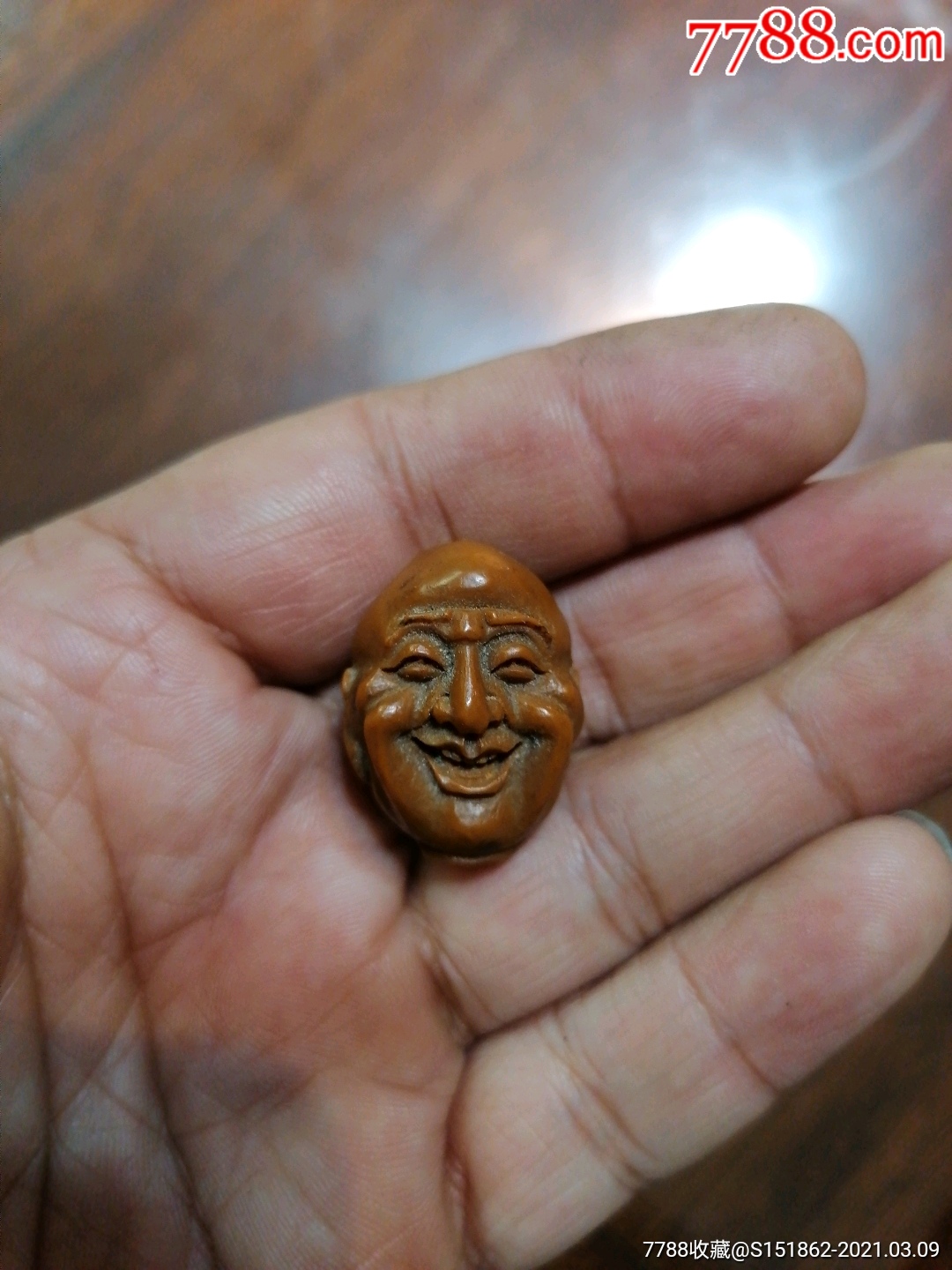 手工橄榄核雕一个人物还是罗汉逼真