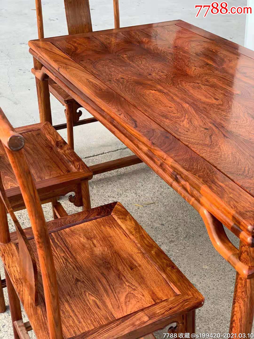 花纹漂亮,做工精细,打磨包浆细腻光滑,升值空间大.