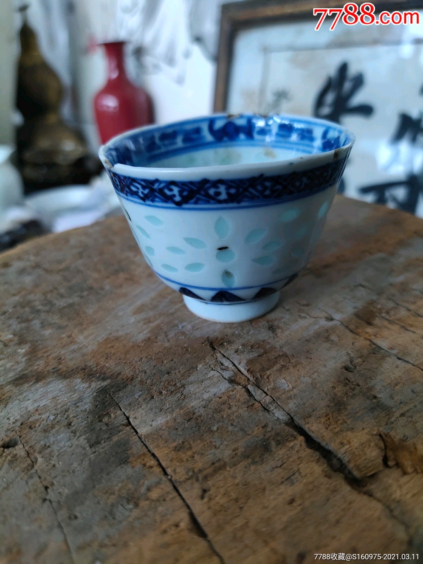 漂亮清代乾隆青花福寿蕉叶纹玲珑瓷小酒杯,一鹭莲升,口沿有磕4处,一条