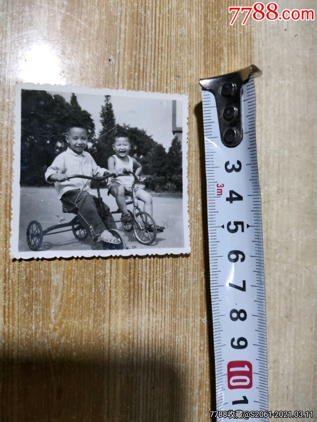 两个骑玩具自行车的小男孩_老照片_飞云斋【7788书画网】