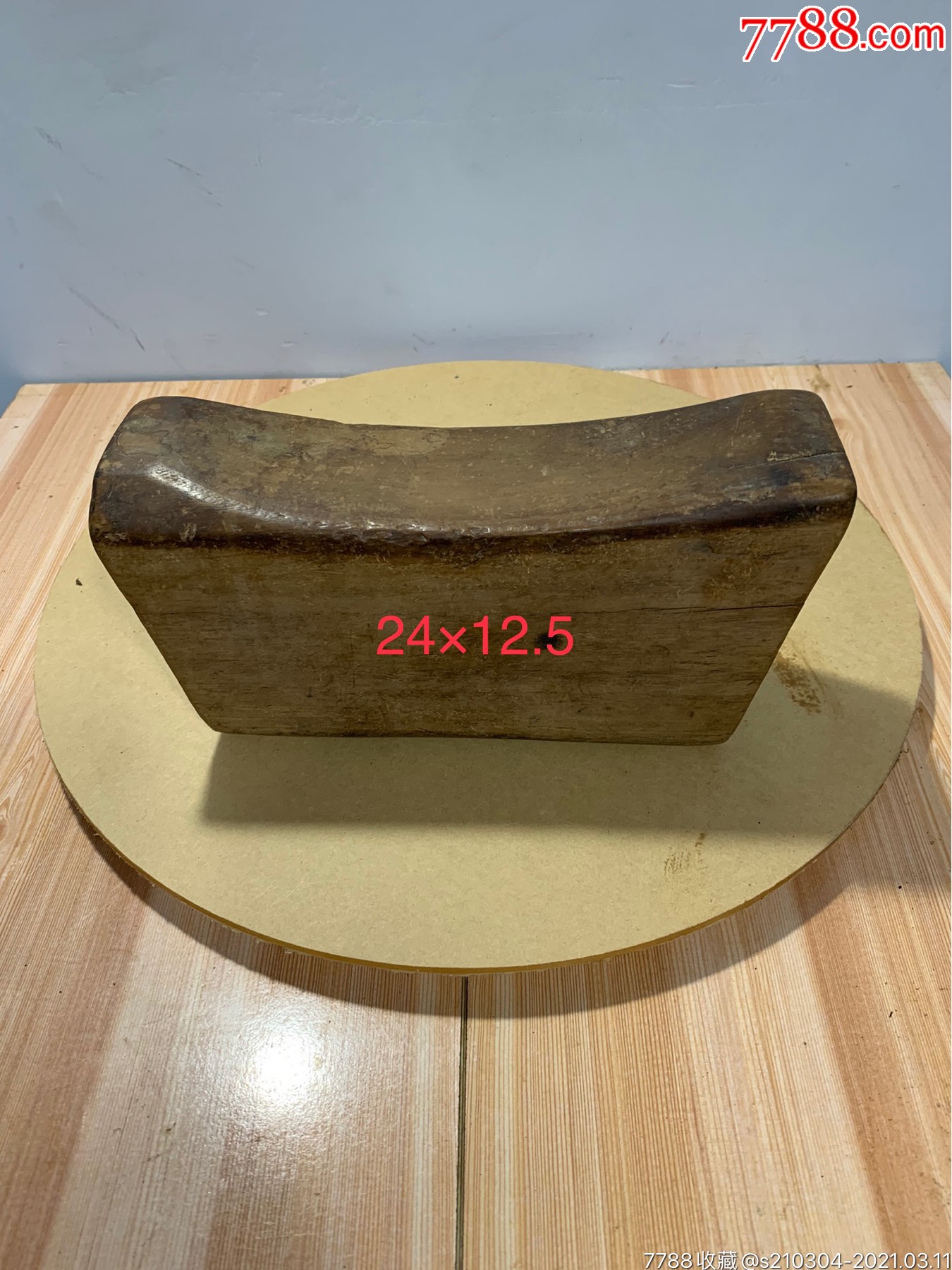 民国时期,榆木独木凉枕.包浆浓厚,保存完好.