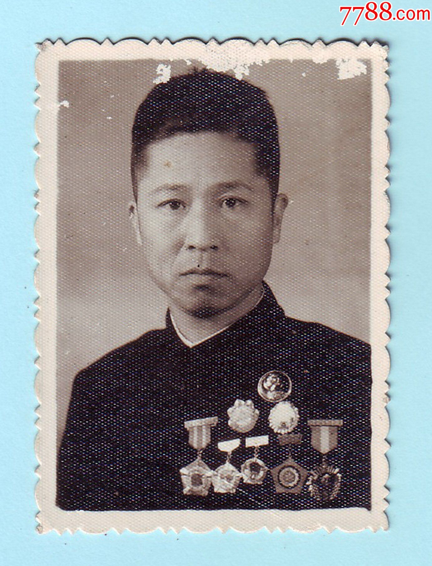 1968年劳动模范单人黑白照片,胸口挂满了奖章
