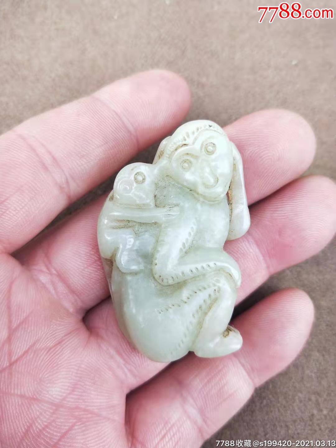 手工雕刻精美,栩栩如生,玉质油润,寓意辈辈封侯,佩戴佳品