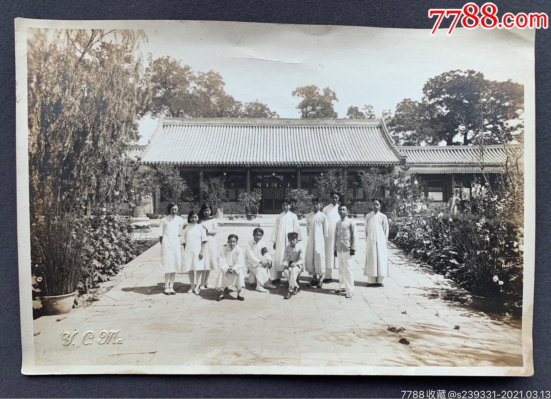 【北京教育史料】1931年6月北平孔德学校初中毕业生于孔德学校大礼堂