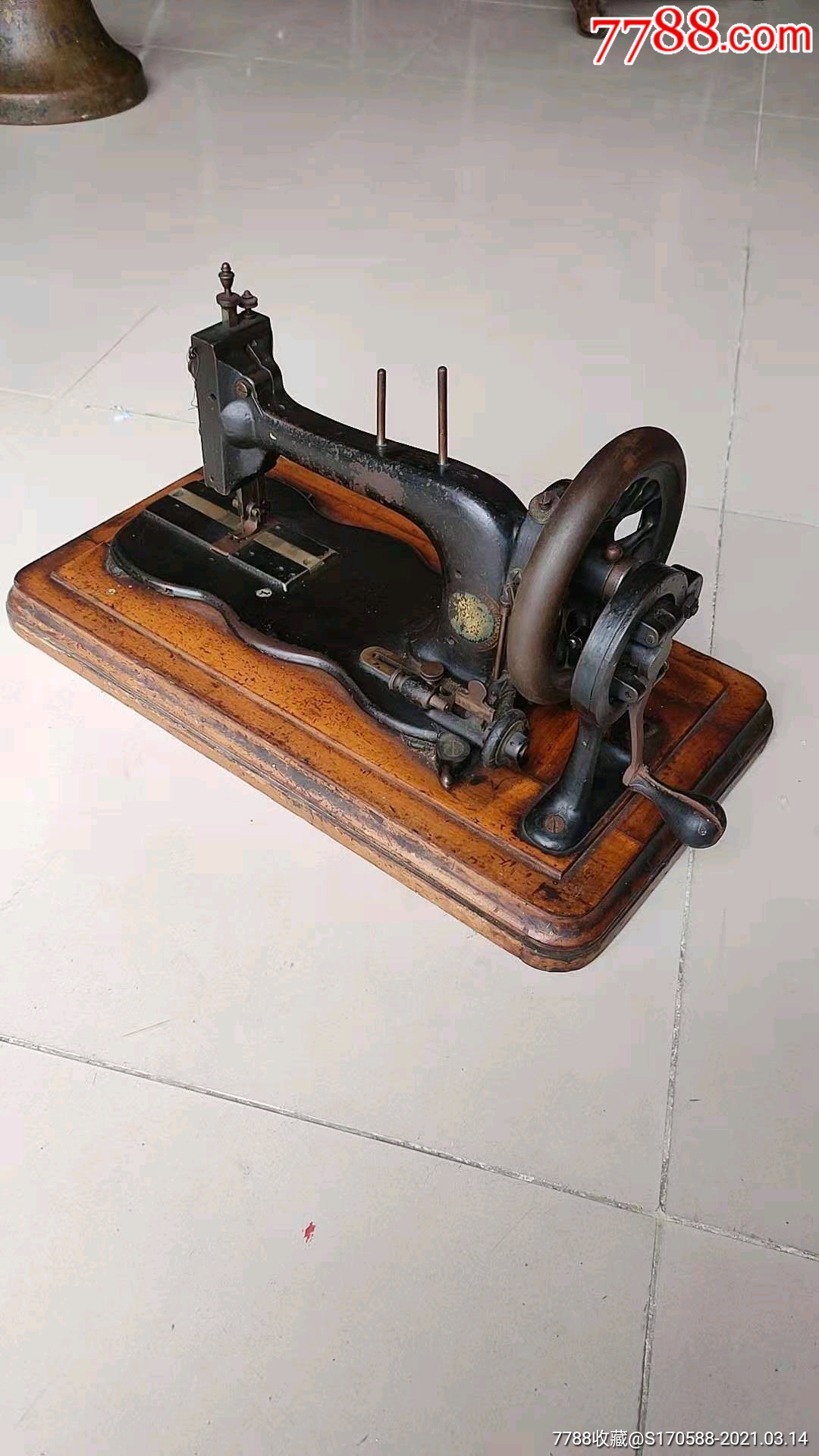 民国时期手提式进口手摇缝纫机品相如图原装木盒能正常使用家庭使用
