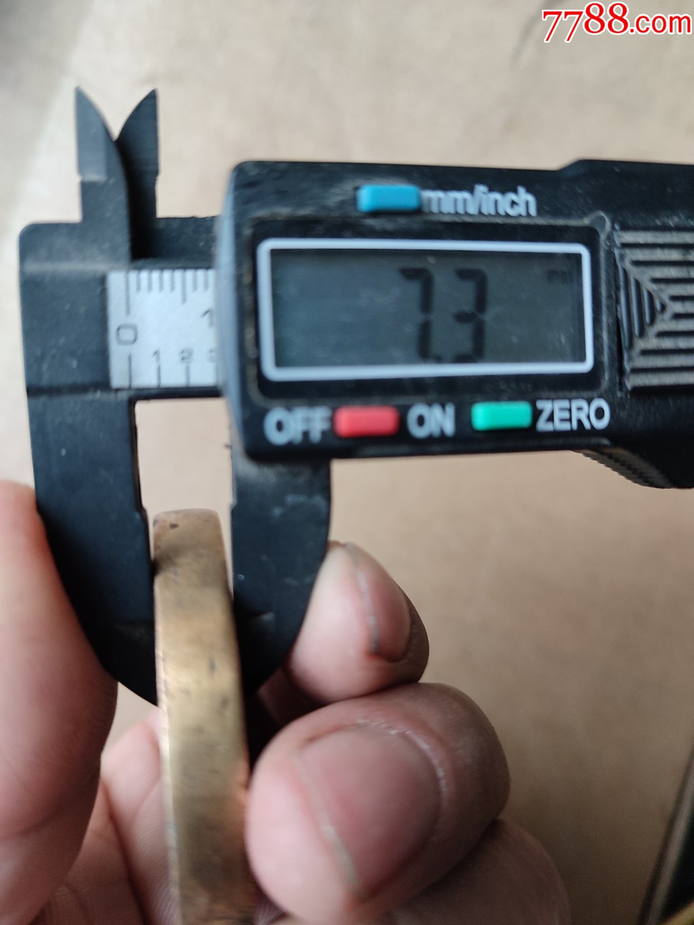 几十年的铜器砝码全品如图所示,直径4.5厘米,厚7.2毫米