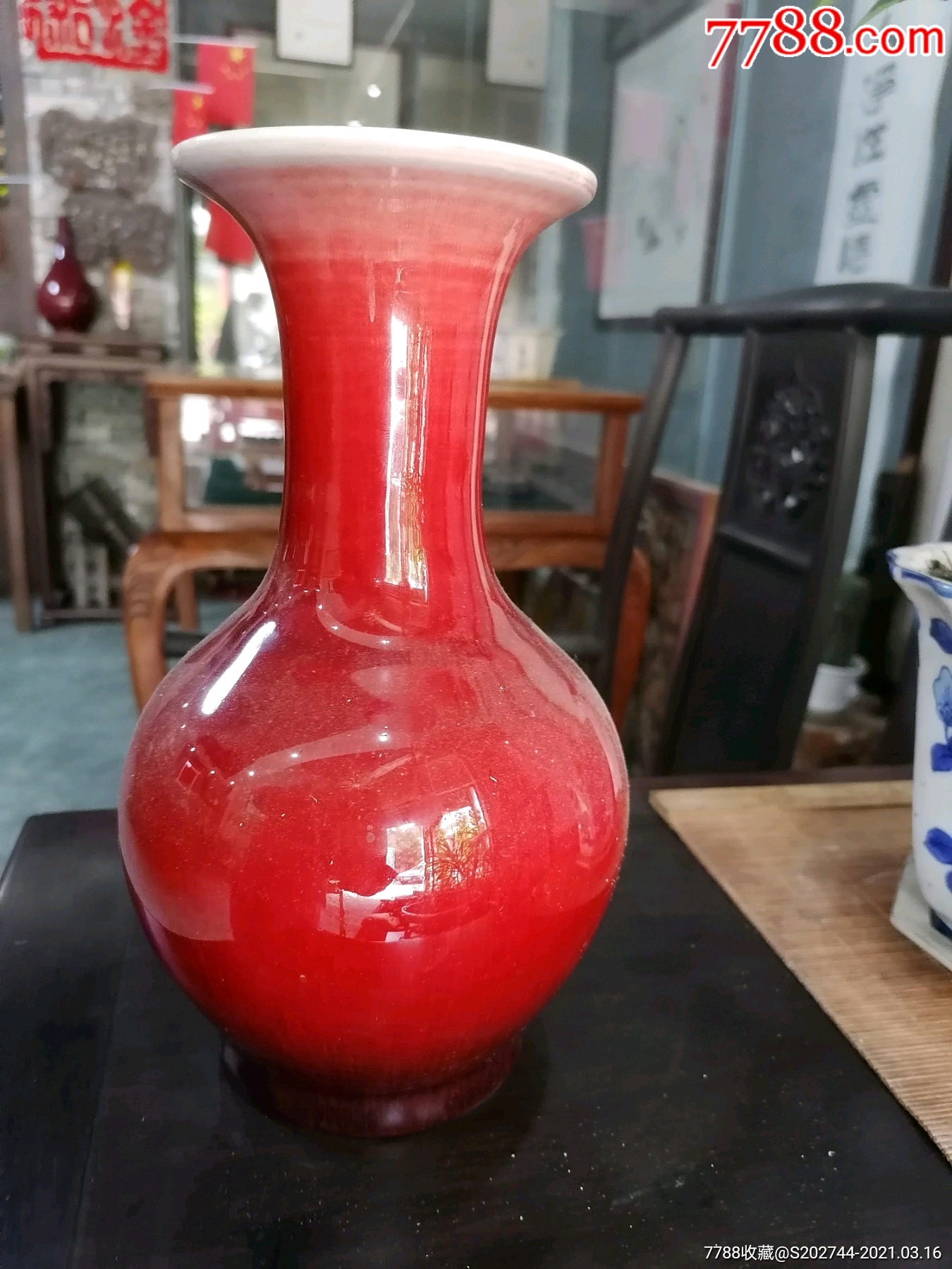 红秞梅瓶