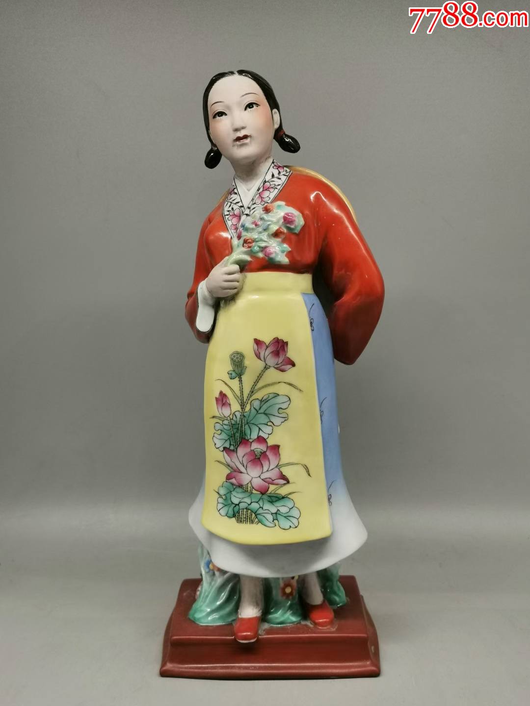 567粉彩人物瓷塑