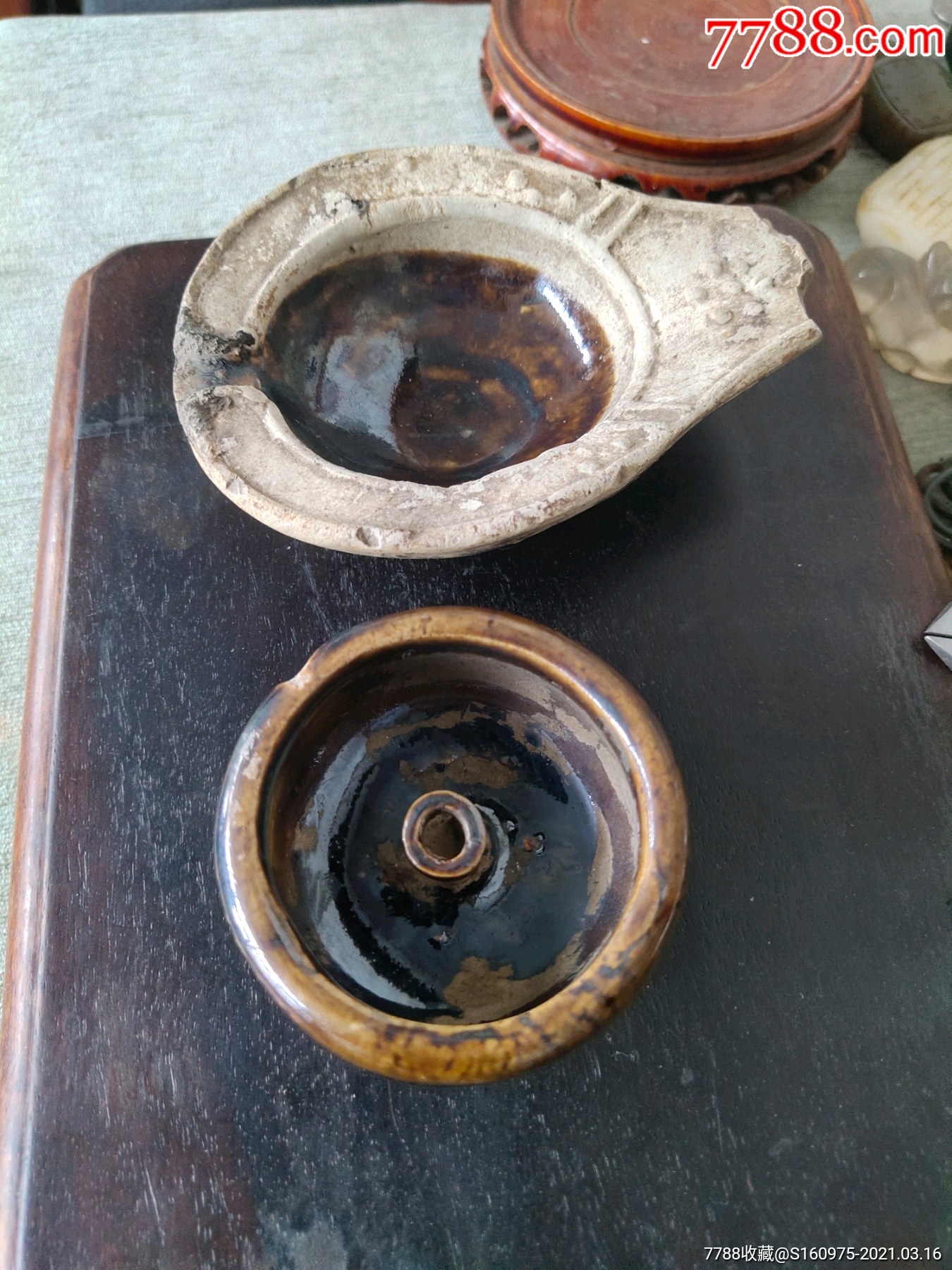 清代酱釉老油灯两个,七星灯尾部有残,圆灯盏口沿小磕皮如图,余完整,11